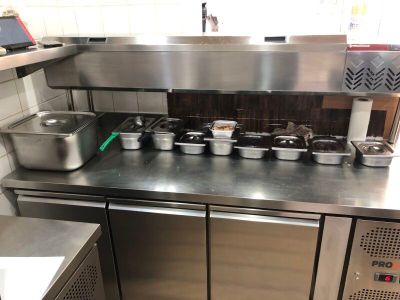 de nombreuses casseroles et poêles sur le comptoir de la cuisine