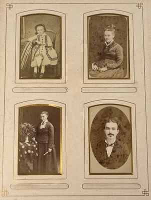 une vieille photo montrant un groupe de femmes posant pour une photo