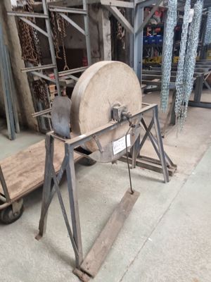 une photo d'une machine qui se trouve dans un entrepôt