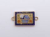 un gros plan d'un pendentif plaqué or et bleu, orné d'un motif floral