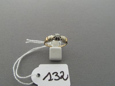 une étiquette sur laquelle figure l'image d'une bague, attachée à un cordon