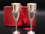 deux verres à vin posés l'un à côté de l'autre sur une table