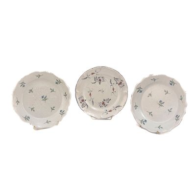 trois assiettes blanches ornées de motifs floraux, disposées les unes à côté des autres