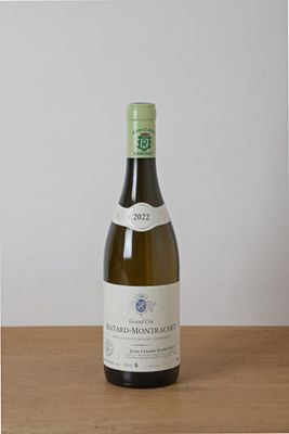 une bouteille de vin blanc posée sur une table en bois