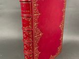 un livre rouge avec une bordure dorée sur la couverture