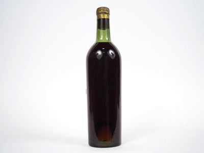 une image représentant une bouteille de vin posée sur une surface blanche