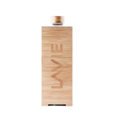 la bouteille est en bois et est munie d'un bouchon en bois