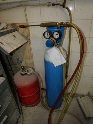 une borne d'incendie bleue et une borne d'incendie rouge dans un coin de la pièce