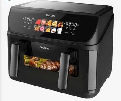 un gros plan d'une friteuse à air chaud contenant des aliments