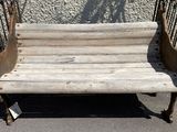 un banc en bois posé au milieu de la rue