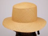 un gros plan d'un chapeau de paille sur une tête de mannequin