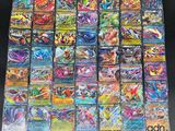 une grande collection de cartes Pokémon posée sur une table