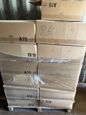 plusieurs boîtes empilées sur une palette