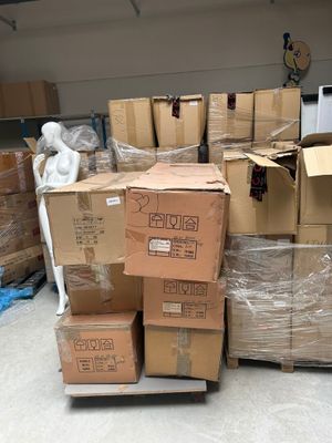 de nombreuses boîtes empilées dans une pièce