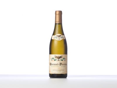 la bouteille de vin blanc est posée sur la table