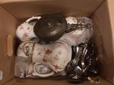 une boîte remplie de théières et d'autres objets