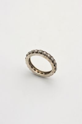 une bague en or blanc sertie de diamants noirs sur fond blanc