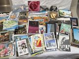 beaucoup de cartes posées sur une table, avec une rose