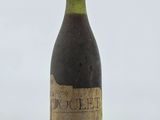 une vieille bouteille de vin posée sur une table