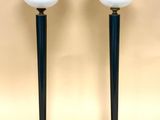 une paire de lampes noires et blanches avec des abat-jours en verre dépoli