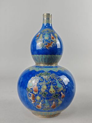 une image représentant un vase bleu orné d'un motif doré