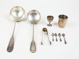 many spoons and spoons that are sitting on a table