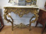 une table avec un plateau en marbre dans une pièce