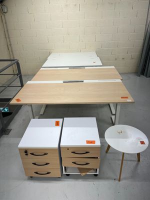 deux tables et deux tabourets dans une pièce