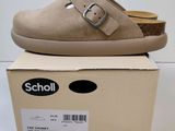le dos d'une boîte sur laquelle est posée une paire de chaussures