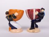 deux figurines d'un homme et d'une femme tenant une coupe