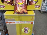 une pile de bouteilles de jus d'orange exposées dans une épicerie