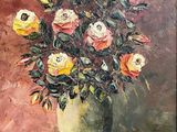 tableau représentant des fleurs dans un vase posé sur une table, avec des pétales éparpillés sur le sol