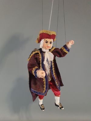 une marionnette représentant un homme suspendue à une ficelle