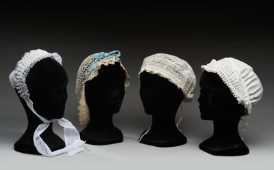trois têtes de mannequins sont alignées en rang, coiffées de chapeaux