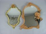 deux miroirs posés sur une table