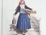 une photo d'une femme tenant un panier de fleurs