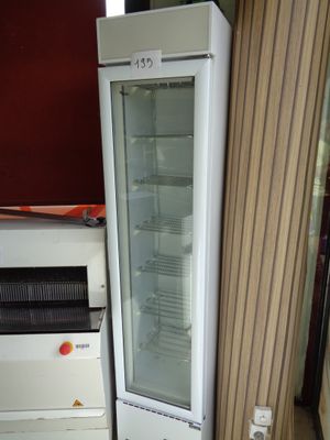 un réfrigérateur avec une porte vitrée à côté d'une cuisinière