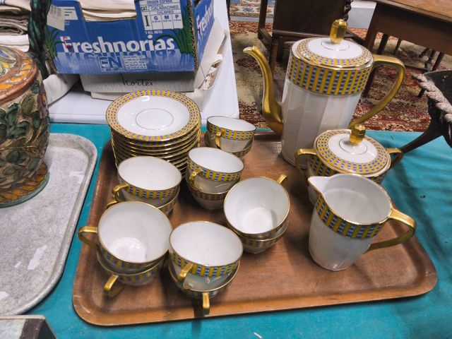 Partie de service à café en porcelaine de Limoges à décor Doré et...