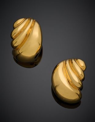 une paire de boucles d'oreilles en or sur fond noir