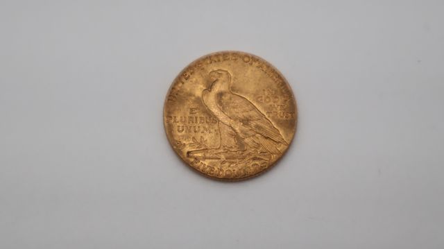 Une pièce de monnaie en or à valeur faciale de cinq dollars USA t...