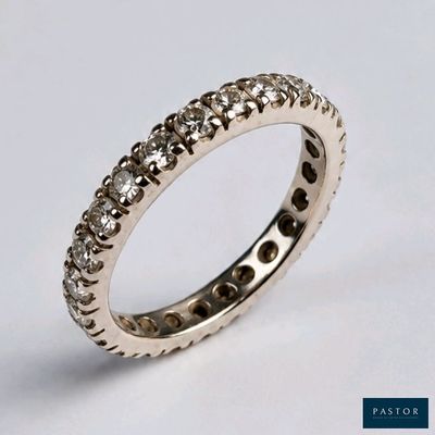 gros plan d'une bague en diamant sur fond blanc