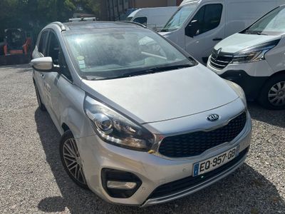 une voiture argentée garée dans un parking