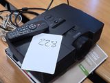 une télécommande posée sur une table à côté d'un ordinateur portable