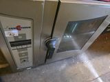 une photo d'un four en acier inoxydable dont la porte est ouverte
