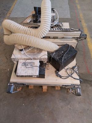 une machine posée sur une palette