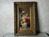 une image d'un tableau de fleurs dans un vase sur une table
