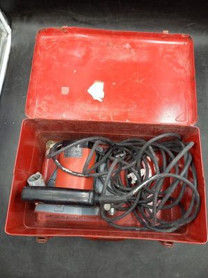 une boîte rouge contenant tout un tas de fils