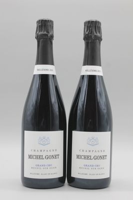 deux bouteilles de vin sont posées l'une à côté de l'autre sur une table