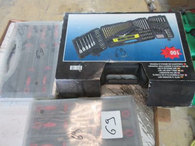 une boîte à outils posée sur une table, avec une étiquette de prix