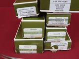 une pile de couverts sur une nappe rouge